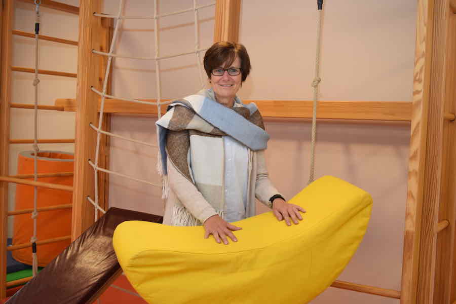 Heike Jagemann im Bewegungsraum des Caritas-Centrums St. Godehard. Sie leitet die Frühberatung und Frühförderung im Caritasverband Südniedersachsen e.V. | Foto: Caritas