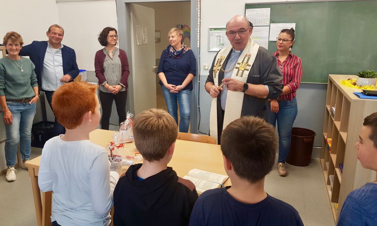 Propst Galluschke bei der offiziellen Eröffnung der neuen Hortgruppe. Foto: Caritas