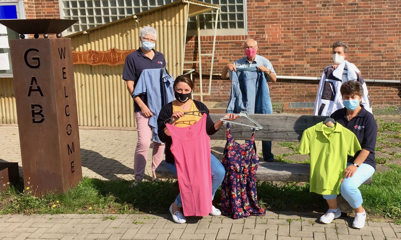 Freuen sich auf den gemeinsamen Sonderverkauf am 30. September (v.l.): Martina Mumdey (DRK), Corinna Jacobi (Caritas), Peter van der Grinten (Caritas), Alexandra Steinert (GAB) und Doris Remin (DRK).&nbsp;| Foto: Caritas