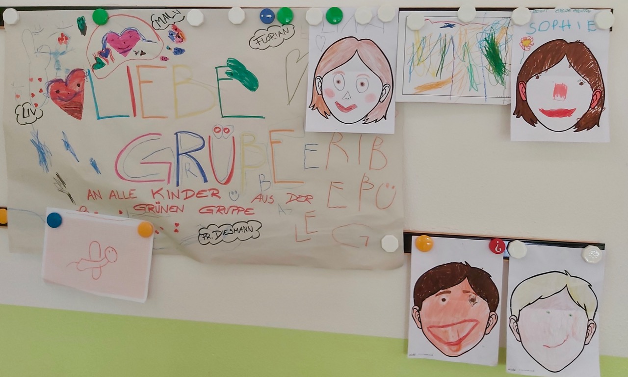 Pinnwand mit Grüßen in der Kita St. Klaus. | Foto: Caritas