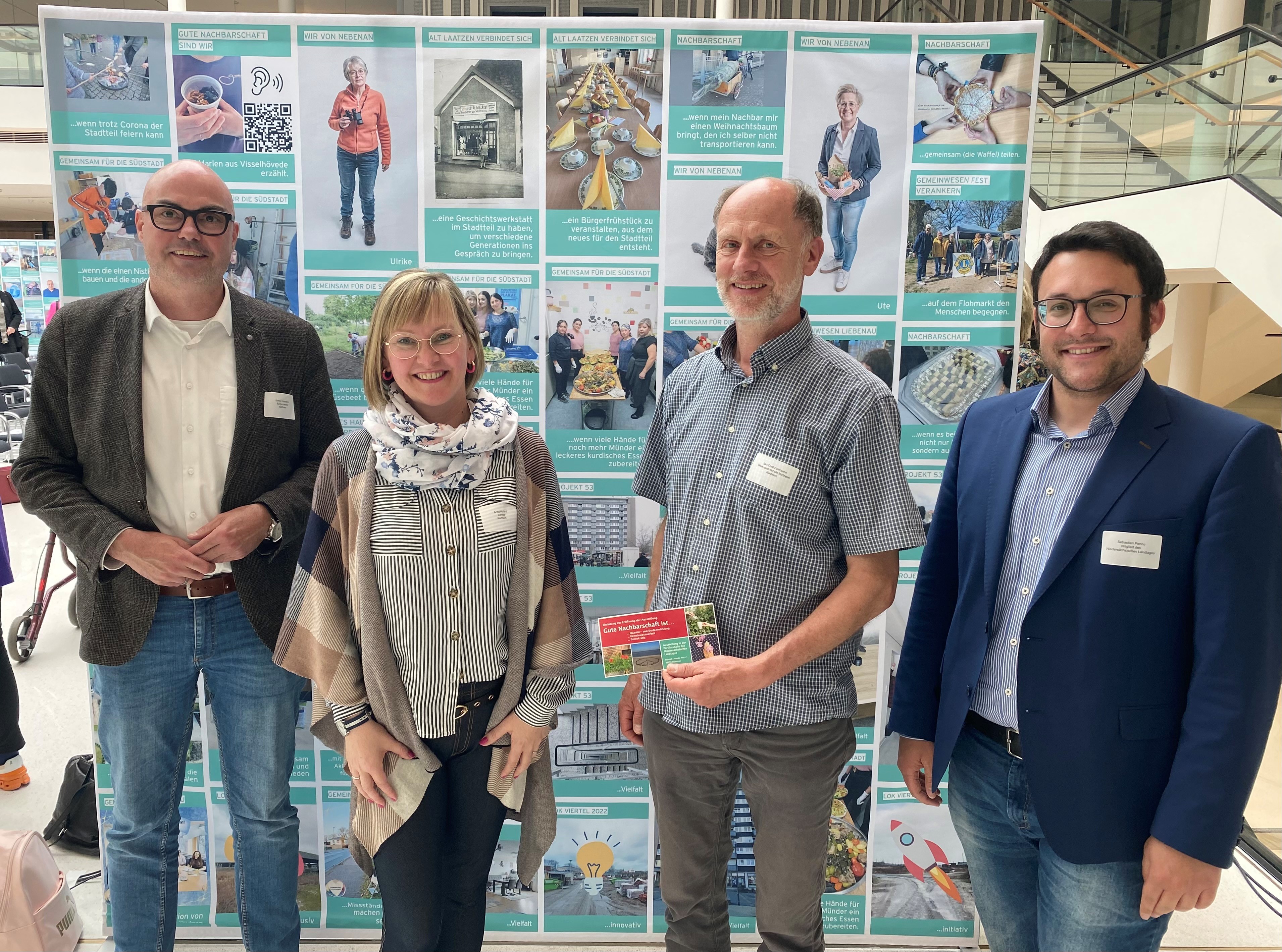 Trafen sich bei der Ausstellungseröffnung in Hannover (v.l.): Bürgermeister Simon Hartmann, Caritas-Mitarbeiterin Anna Holland, Jan-Cord Fuhrmann (Werk-statt-Schule Northeim) und&nbsp;Landtagsabgeordneter Sebastian Penno (SPD). | Foto: LAG