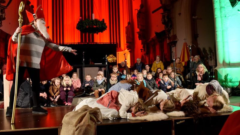 Das Foto zeigt eine Gruppe Kinder, die beim Nikolauskonzert 2024 in der Basilika St. Cyriakus auftreten.