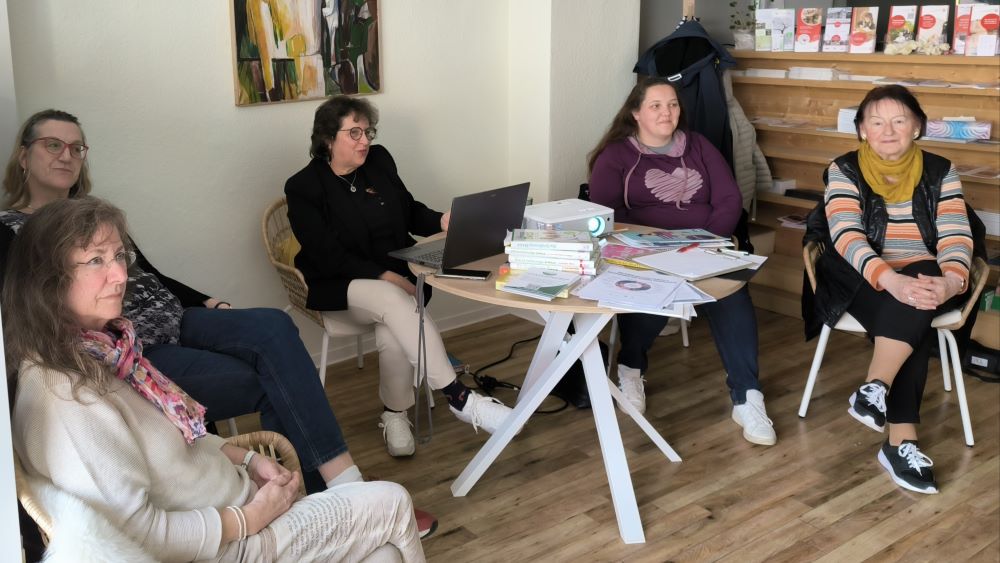 Ernährungsberaterin Martina Hagel (Mitte) erklärte, wie persönliches Wohlbefinden mit der eigenen Ernährung zusammenhängt. | Foto: Michaela Krebs / Caritas