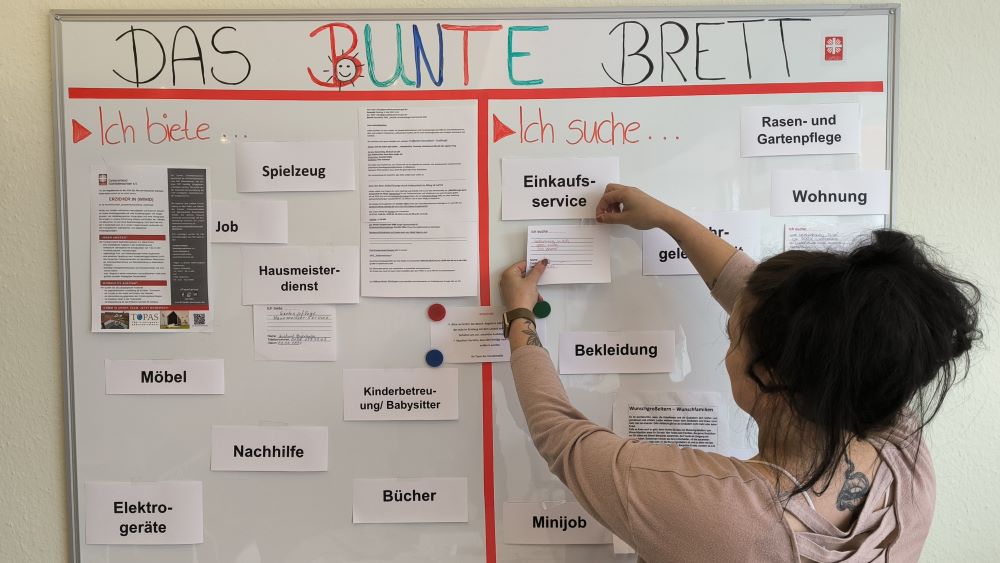 Die neue Infowand hängt in der Caritas-Kontaktstelle Marktstraße in Duderstadt. | Foto: Caritas