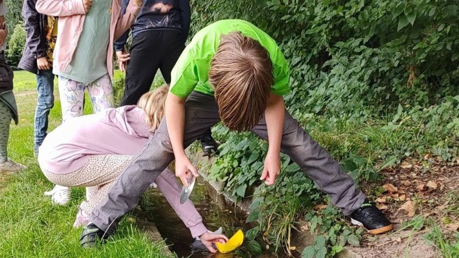 Das Foto zeigt das Papierboot-Rennen im Stadtpark in Moringen. | Foto: Janine Wilharm / Caritas