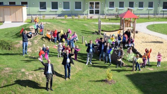 Jubelten gemeinsam mit Bürgermeister Thorsten Feike (Mitte): Kinder und Mitarbeitende im Inklusiven Campus Duderstadt sowie die Caritas-Vorstände Holger Gatzenmeyer (l.) und Ralf Regenhardt (2. v.l.) freuen sich über den Gewinn des Sonderpreises „Integration und Soziales“ beim Innovationspreis 2021 des Landkreises Göttingen. | Foto: Broermann / Caritas