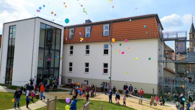 „Wir brauchen ein besseres KiTa-Gesetz, jetzt!“: bunte Luftaballons steigen mit den Forderungen der Eltern in den Himmel. | Foto: Ines Kramer