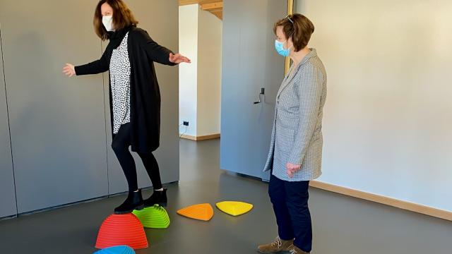 Bettina Schulte testet ihr Gleichgewicht. | Foto: Caritas