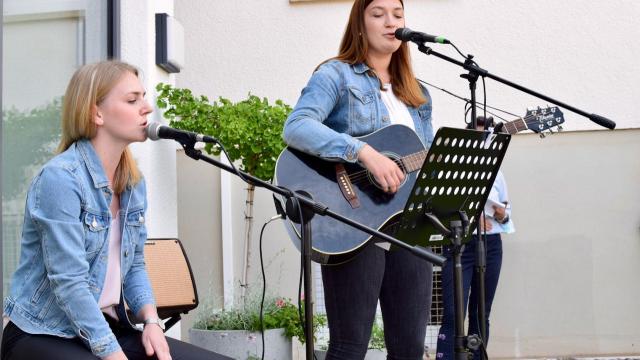 Campus-Song von und mit Sophia Schimanski (l.) und Jolina Zelt.