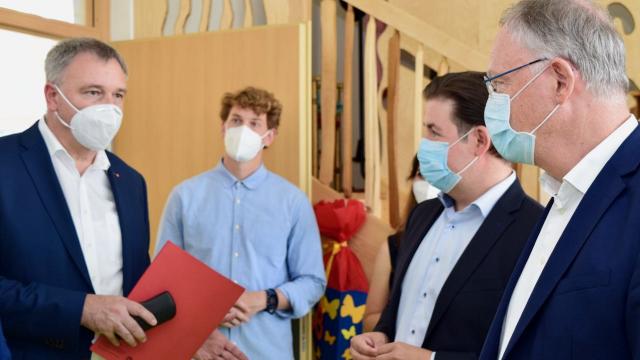 Caritas-Vorstandssprecher Ralf Regenhardt (l.) im Gespräch mit Kreisrat Riehtig und Ministerpräsident Weil.