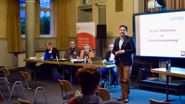 Der gewählte Landrat Marcel Riethig spricht während der Caritas-Mitgliederversammlung ein Grußwort.