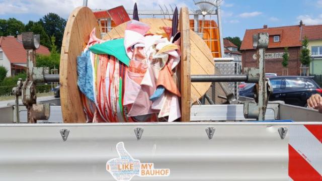 Die genähten Wimpel wurden auf großen Rollen zum Aufhängen gebracht. | Foto: Isabel Lubojanski / Caritas