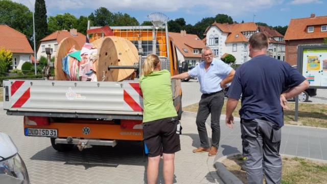 Während draußen die Wimpel vom Bauhof verladen werden ... | Foto: Isabel Lubojanski / Caritas