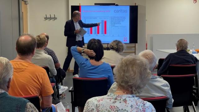Caritas-Vorstand Holger Gatezenmeyer präsentiert Zahlen und Fakten zur Caritas Südniedersachsen. | Foto: Dirk Faßhauer / Caritas