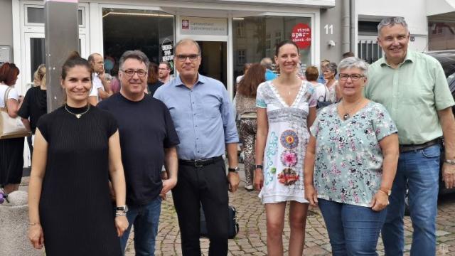 Feiern die geglückte Eröffnung der neuen Caritas-Kontaktstelle Duderstadt (v.l.): Isabel Lubojanski, Thomas Heek, Holger Gatzenmeyer, Anika Linke, Anne Hoffmann, Ralf Regenhardt. | Foto: Claudia Nachtwey