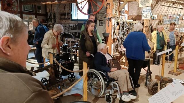Die Gäste aus Duderstadt betrachten im Landwirtschaftsmuseum Waake viele interessante Dinge. | Foto: Caritas