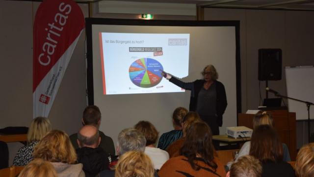 Antje Braun vom Diözesancaritasverband Hildesheim erklärt die Bestandteil des Bürgergelds. | Foto: Johannes Broermann / cps