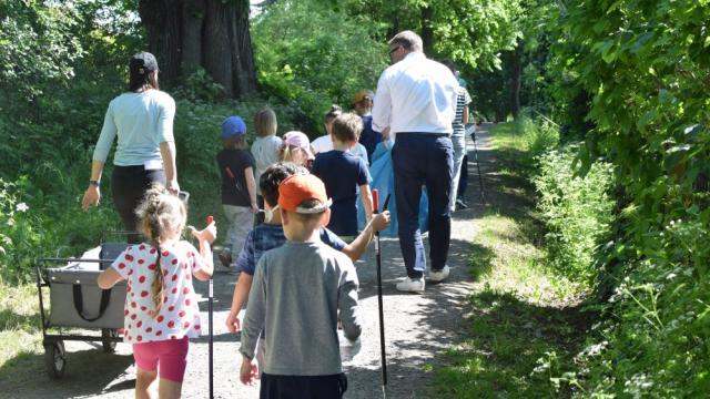 Die Kita-Gruppe geht mit Bürgermeister Thorsten Feike über den Wall. | Foto: Johannes Broermann / cps