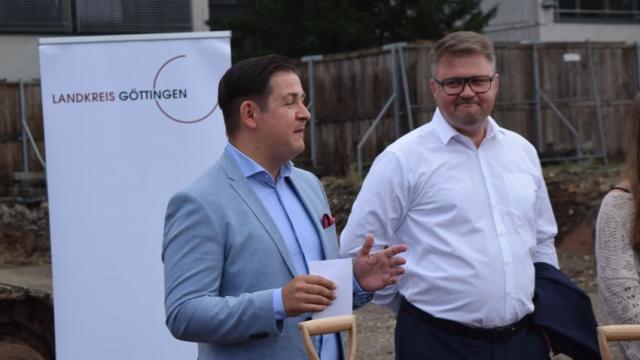 Landrat Marcel Riethig (l.) und Bürgermeister Thorsten Feike beim Spatenstich für den Anbau des Schulzentrums Auf der Klappe in Duderstadt. | Foto: Johannes Broermann / cps