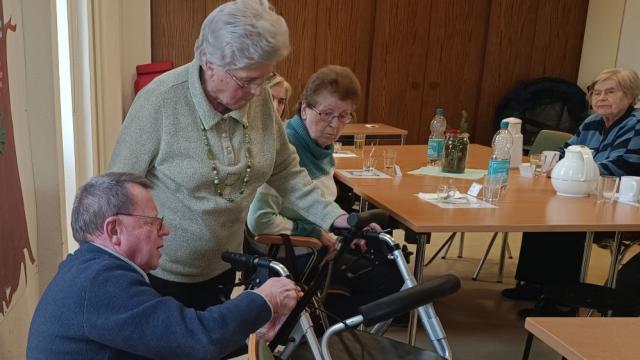 Konzentriert bei der Arbeit: Siggi Stroch erklärt die Einstellungsmöglichkeiten am Rollator. | Foto: Caritas