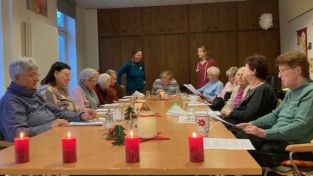 Der Singkreis der St. Cyriakus-Gemeinde unter Leitung von Verena Nöhren (mit Gitarre) brachte weihnachtliche Vorfreude in die Tagespflege Duderstadt. | Foto: Caritas