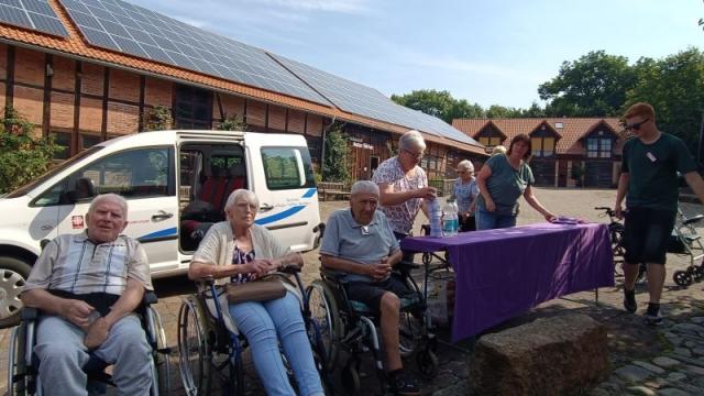 Tagespflege Duderstadt besucht Gut Herbigshagen. | Foto: Caritas