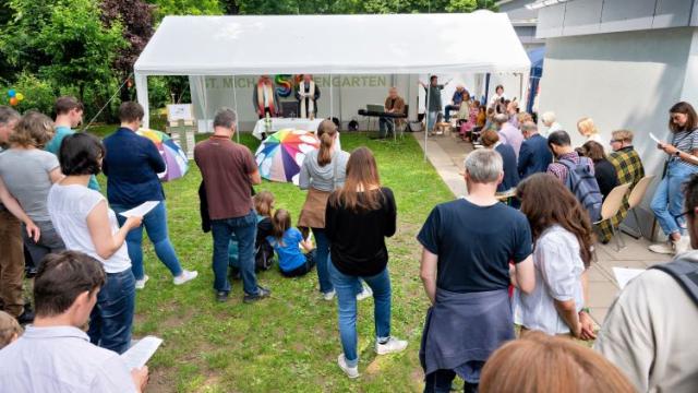 Die Festgemeinde singt und betet gemeinsam. | Foto: Niklas Richter / cps