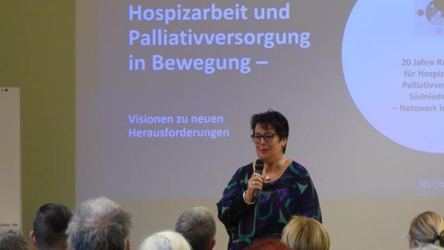 Christiane Koch spricht zu den Gästen der Festveranstaltung. | Foto: Torben Gebert