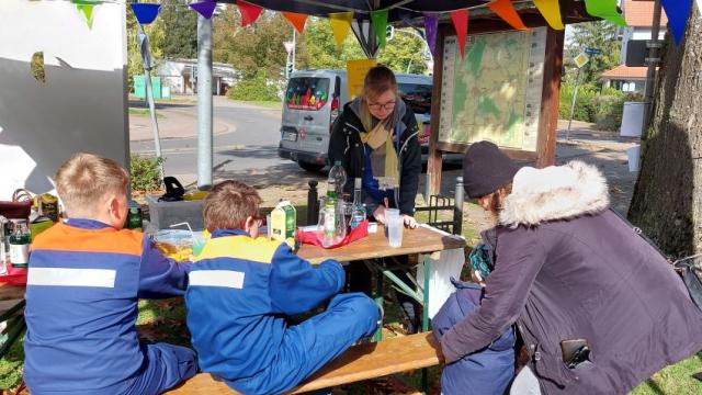 Am Stand des Familienzentrums mobil können die Kinder mit Projektmitarbeiterin Janina Wilharm Cocktails selbst mixen. | Foto: Mathilde Henke / Caritas