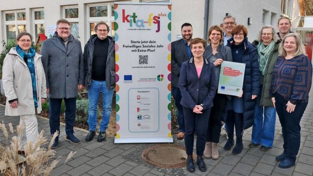 Gruppenbild aller beteiligten draußen vor dem Inklusiven Campus Duderstadt