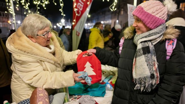 Das Foto zeigt den Stand des Nähtreffs vor der Basilika.