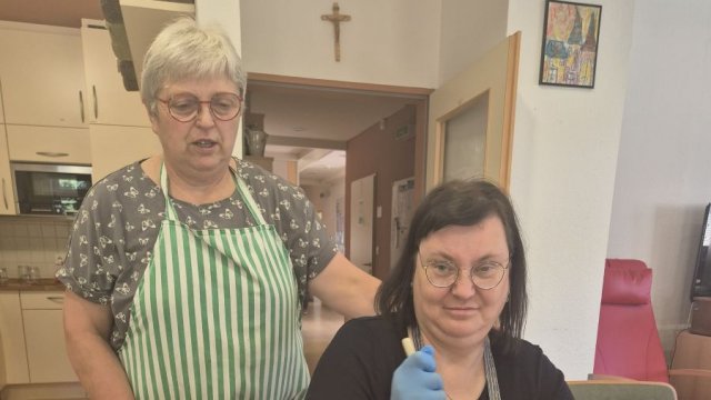 Das Foto zeigt Elke Heise (links) und Annett Reimann vor der Küchenzeile der Caritas-Tagespflege Duderstadt. | Foto: Caritas