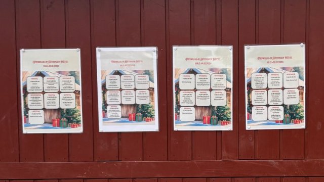 Das Foto zeigt eine Holzwand mit vier laminierten Blättern als Aushang.