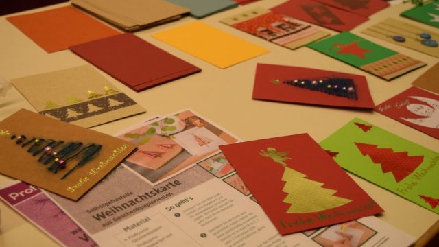 Das Bild zeigt selbstgebastelte Weihnachtskarten und eine Ideenanleitung dazu.