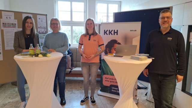 Das Foto zeigt die beiden Stände im Foyer.