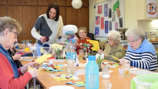 An einem Tisch wird gebastelt.