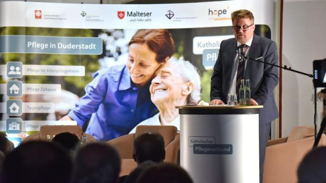 Bürgermeister Thorsten Feike eröffnet den Infoabend. | Foto: Iris Blank / kpvd